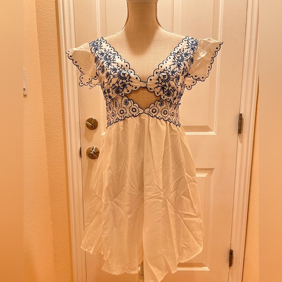 WATERMELON CALIFORNIA Dresses & Skirts - NWT WOMENS Size M WHITE WHIT EMBROIDERY IN BLUE SLEEVELESS SUMMER DRESS